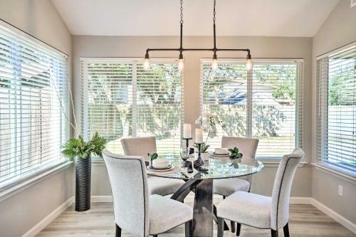 Mod Katy Home - Access Suburban And City Sites!