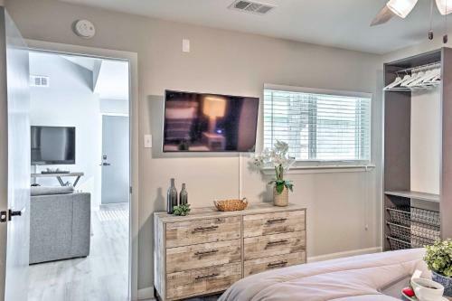 Mod Katy Home - Access Suburban And City Sites!