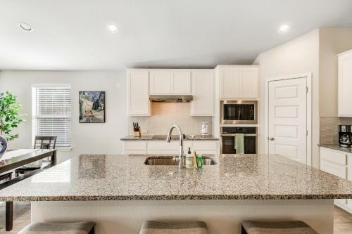 Modern Living In Lago Vista