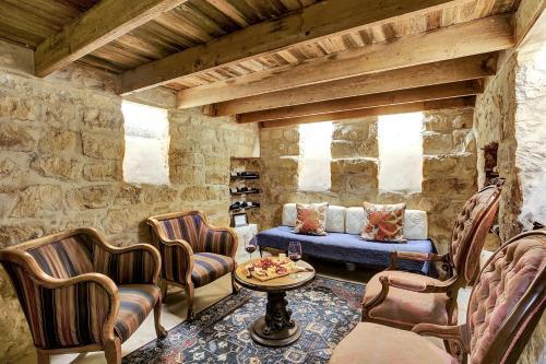 New Luxurious Home With Wine Cellar And Firepit