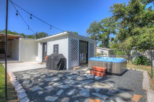 New Modern Farmhouse With Hot Tub, Fire Pit, & Games
