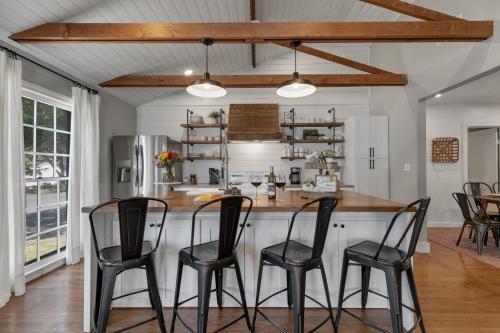 New Modern Farmhouse With Hot Tub, Fire Pit, & Games