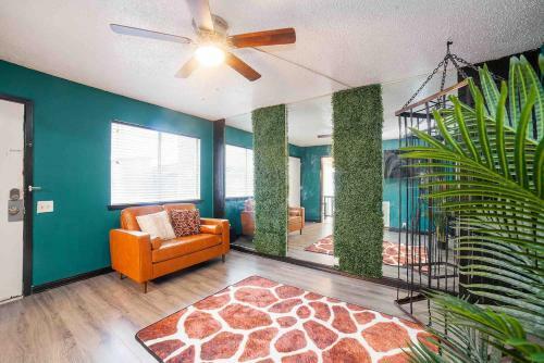 Stylish Jungle Insta-ready Townhome W/ Patio