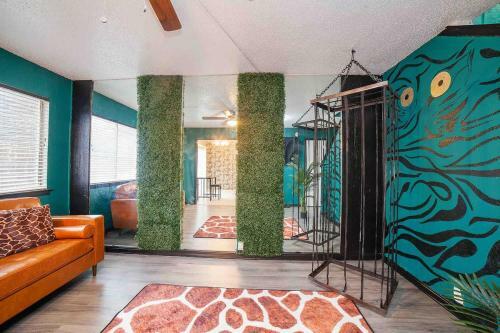 Stylish Jungle Insta-ready Townhome W/ Patio