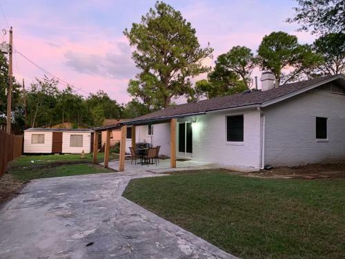 Oasis Near Dfw Airport With Mediterranean Setting