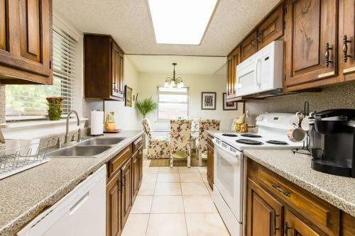 Oasis Near Dfw Airport With Mediterranean Setting