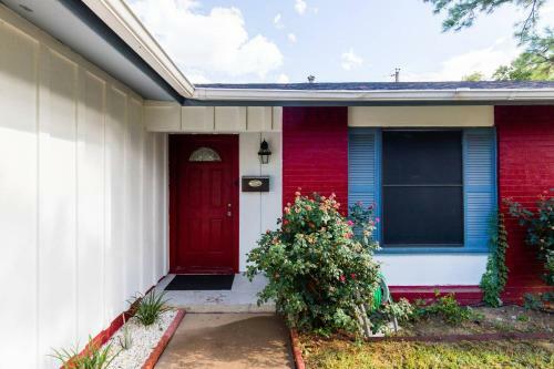 Oasis Near Dfw Airport With Mediterranean Setting