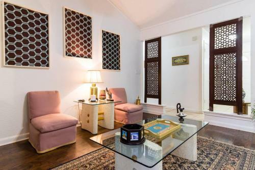 Oasis Near Dfw Airport With Mediterranean Setting