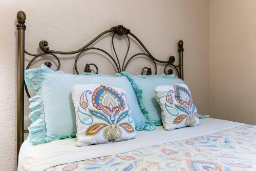 Oasis Near Dfw Airport With Mediterranean Setting