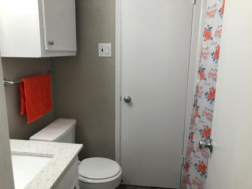 O-range Venue Apartment : Pool View, King Bed & Car Garage