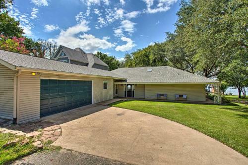 Cedar Creek Lakefront Home, Game Room And Dock!