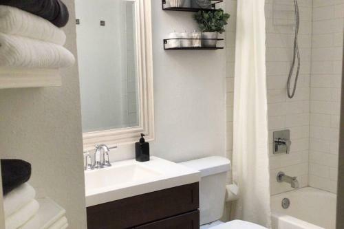 Beautiful 2 - Bedroom Apartment In Central Mcallen