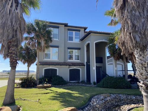 Beautiful Mariner's Drive Home, Just Steps From The Ocean, Home
