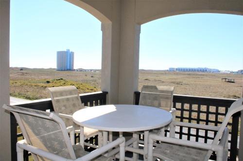 Beautiful Mariner's Drive Home, Just Steps From The Ocean, Home