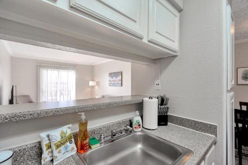 Perfect Cozy Condo Near Midland College