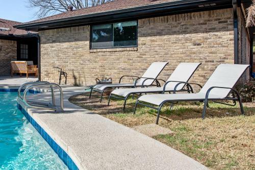 Remodeled 4 Bedroom Home With Pool And Pool Table