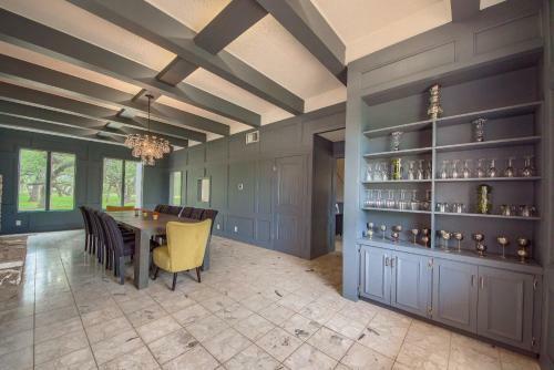 Hill Country Getaway Br 2230b