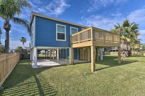 Galveston Getaway With Deck And Yard Walk To Beach