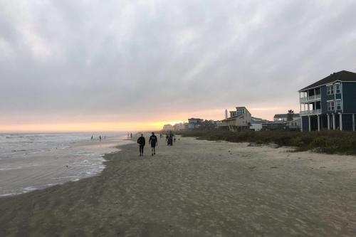 Galveston Getaway With Deck And Yard Walk To Beach