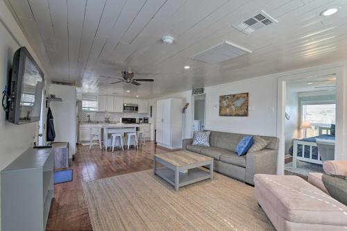 Galveston Getaway With Deck And Yard Walk To Beach