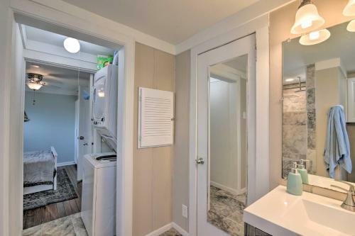 Galveston Getaway With Deck And Yard Walk To Beach