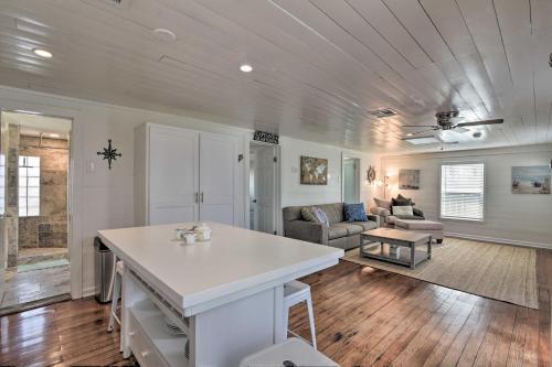 Galveston Getaway With Deck And Yard Walk To Beach