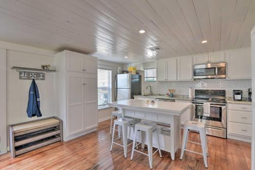 Galveston Getaway With Deck And Yard Walk To Beach