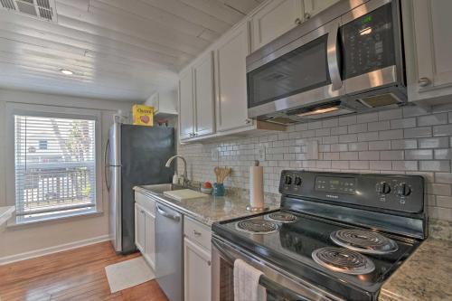 Galveston Getaway With Deck And Yard Walk To Beach