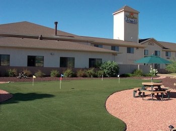 Holiday Inn Express Hotel & Suites Raton