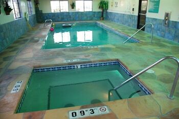 Holiday Inn Express Hotel & Suites Raton