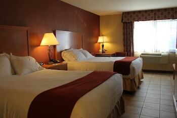 Holiday Inn Express Hotel & Suites Raton