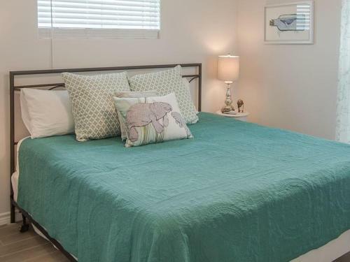 Purple Parrot.. Heated Private Pool! Centrally Located! Golf Cart Zone!