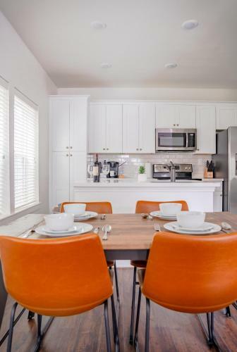 Apartamento Unit 2- Drink Under The String Lights At This Stylish Home