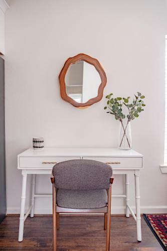 Apartamento Unit 2- Drink Under The String Lights At This Stylish Home