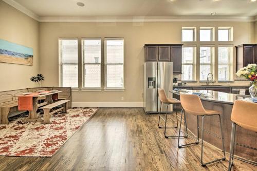 Chic Houston Townhome With Pool Access And Patio!