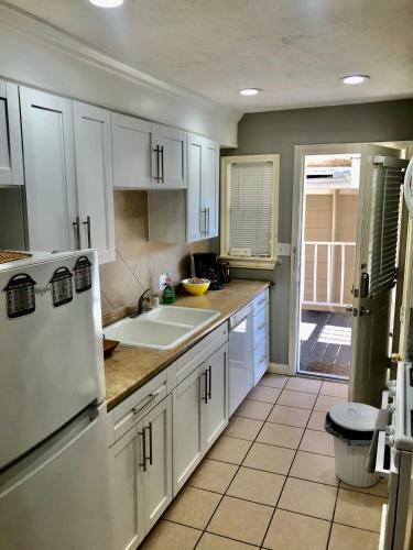 Montrose Hist Dist- Purple 2 Br Apartment