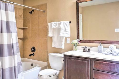 Spacious Texas Home About 10 Mi To Dtwn Houston!