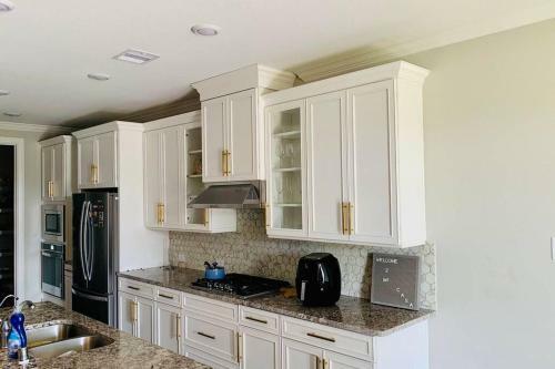 Charming Retreat! Modern Family Luxury Home