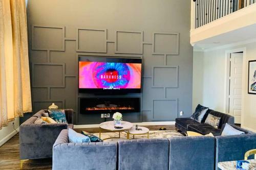 Charming Retreat! Modern Family Luxury Home