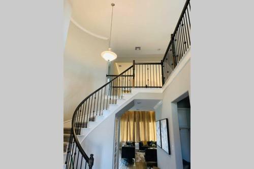 Charming Retreat! Modern Family Luxury Home