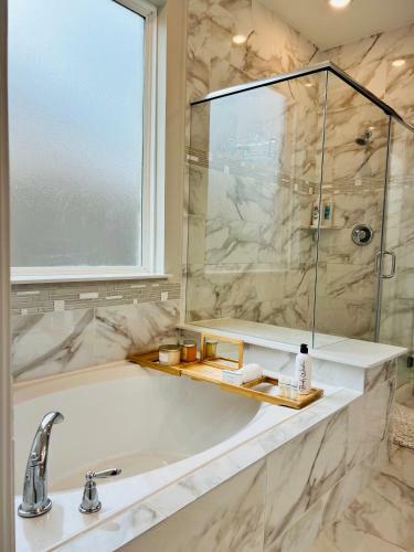 Charming Retreat! Modern Family Luxury Home
