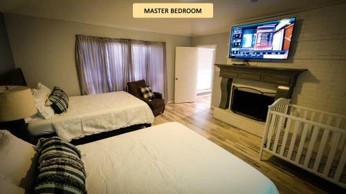 Spacious Richmond Sleeps 10 Patio On Golf Course - Rock Fence
