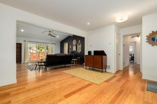Entire House & Private Deck: Overlooks Creek & Woods
