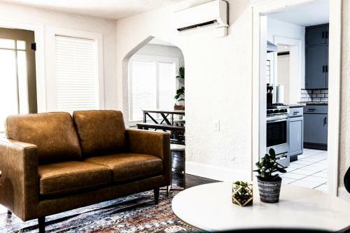Cozy 3 Bd House With A Modern Touch Near Downtown