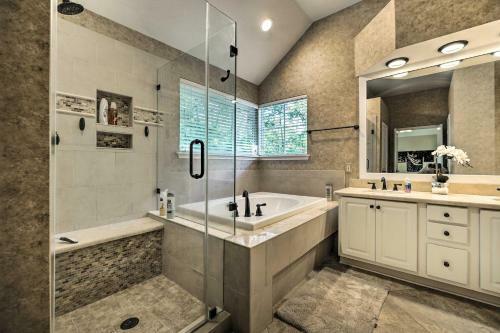 Spacious Woodlands Home Pool And Outdoor Oasis