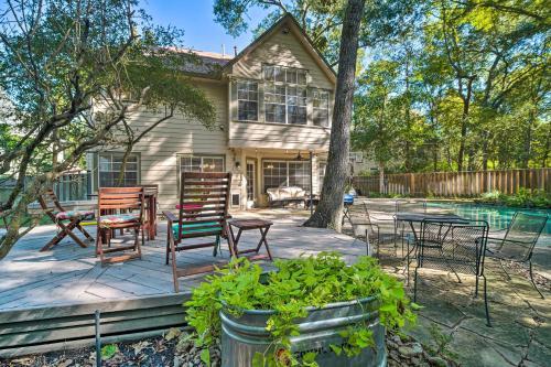 Spacious Woodlands Home Pool And Outdoor Oasis