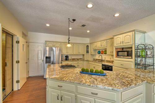 Colorful Townhome - Walk To Chandor Gardens!