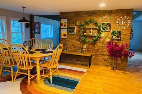 Stunning Lake Front! Modern+chic+cosy Pet Friendly