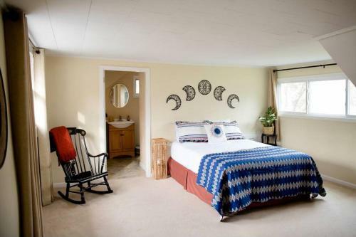 Stunning Lake Front! Modern+chic+cosy Pet Friendly