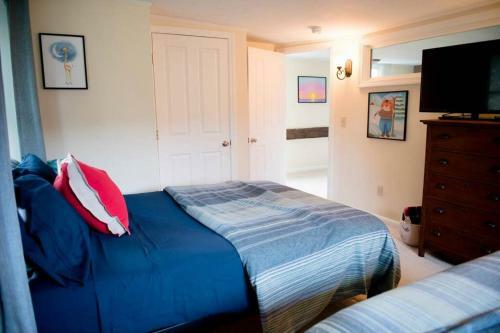 Stunning Lake Front! Modern+chic+cosy Pet Friendly